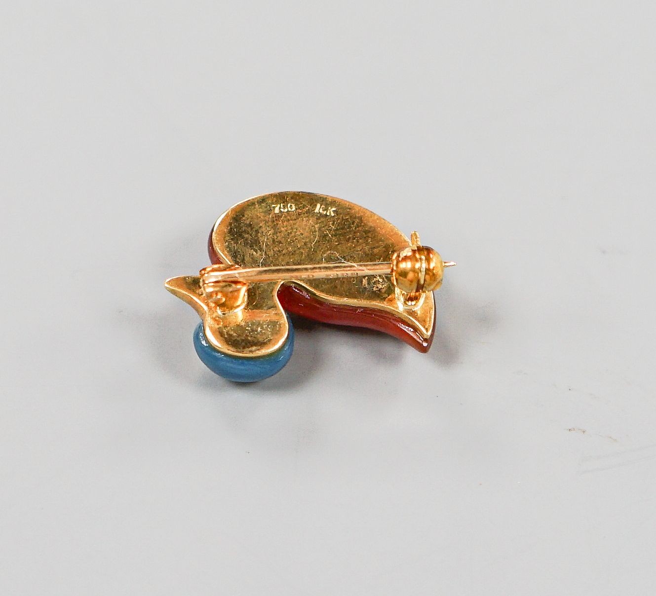 A modern 18k yellow metal, two colour chalcedony and diamond chip set brooch, modelled as a duck, 20mm, gross weight 4.4 grams.